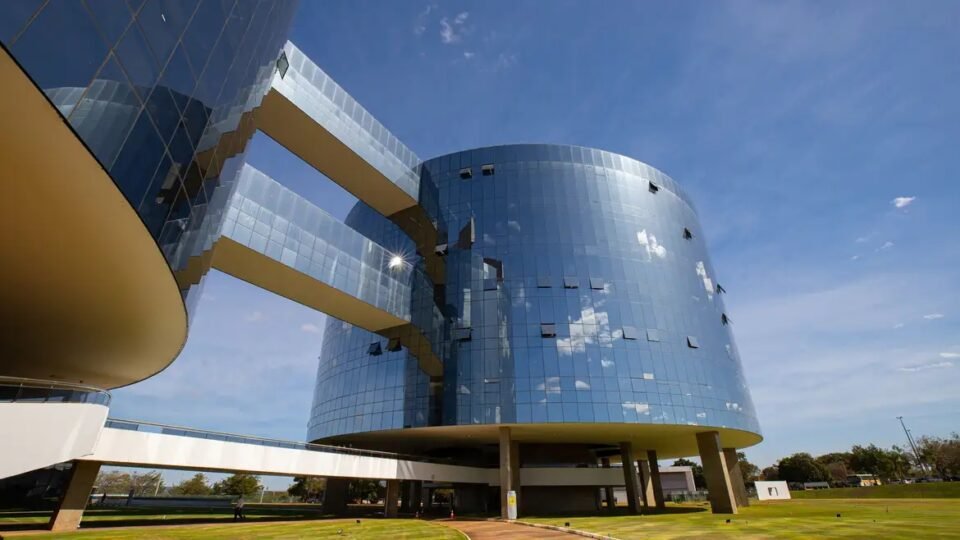Supersalários no MP desrespeitam teto e somam R$ 2,3 bilhões em 2024 2 Supersalários no MP desrespeitam teto e somam R$ 2,3 bilhões em 2024 - Imagem do artigo