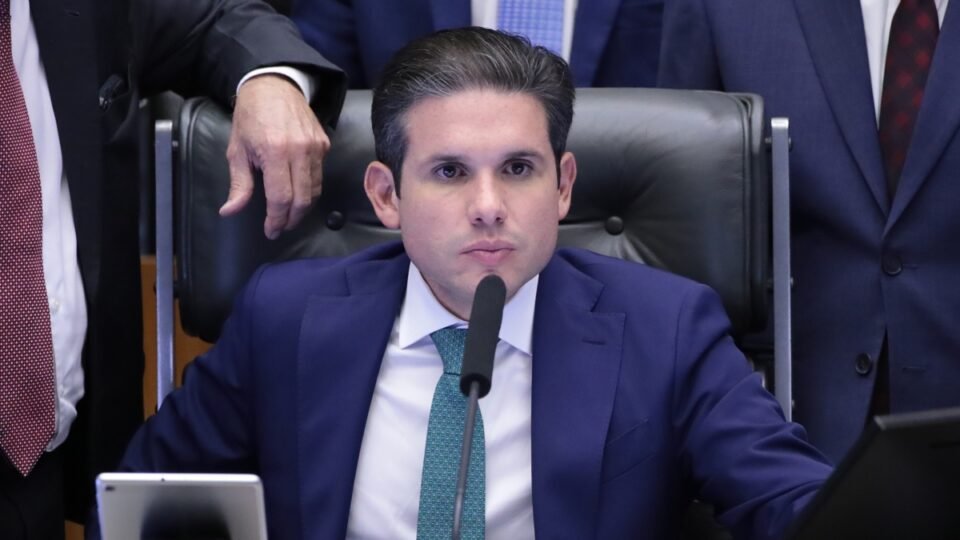 Câmara reforça veto a mandato remoto e pressiona Eduardo Bolsonaro a voltar ao Brasil 2 Câmara reforça veto a mandato remoto e pressiona Eduardo Bolsonaro a voltar ao Brasil - Imagem do artigo