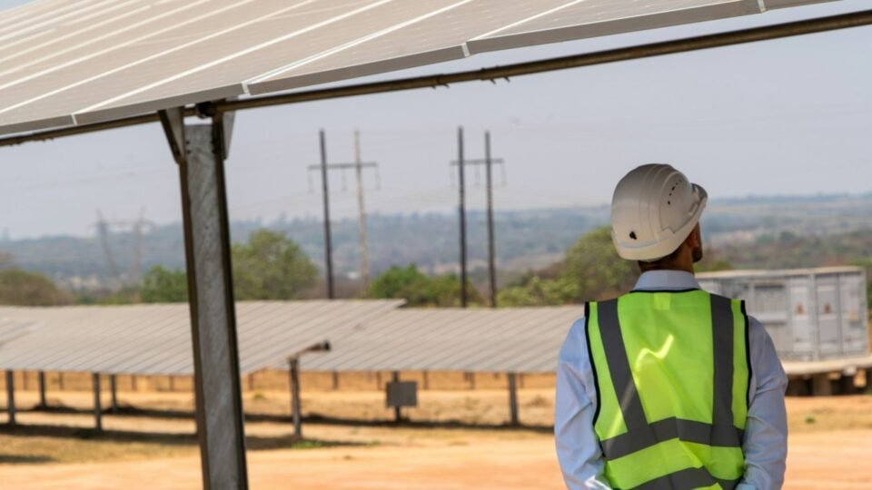 Boom de energia solar pressiona o sistema elétrico e acende alerta de apagão no Brasil 2 Boom de energia solar pressiona o sistema elétrico e acende alerta de apagão no Brasil - Imagem do artigo