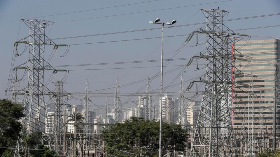 Incêndio em subestação desliga 10 GW e causa apagão em 9 estados e DF 2 Incêndio em subestação desliga 10 GW e causa apagão em 9 estados e DF - Imagem do artigo