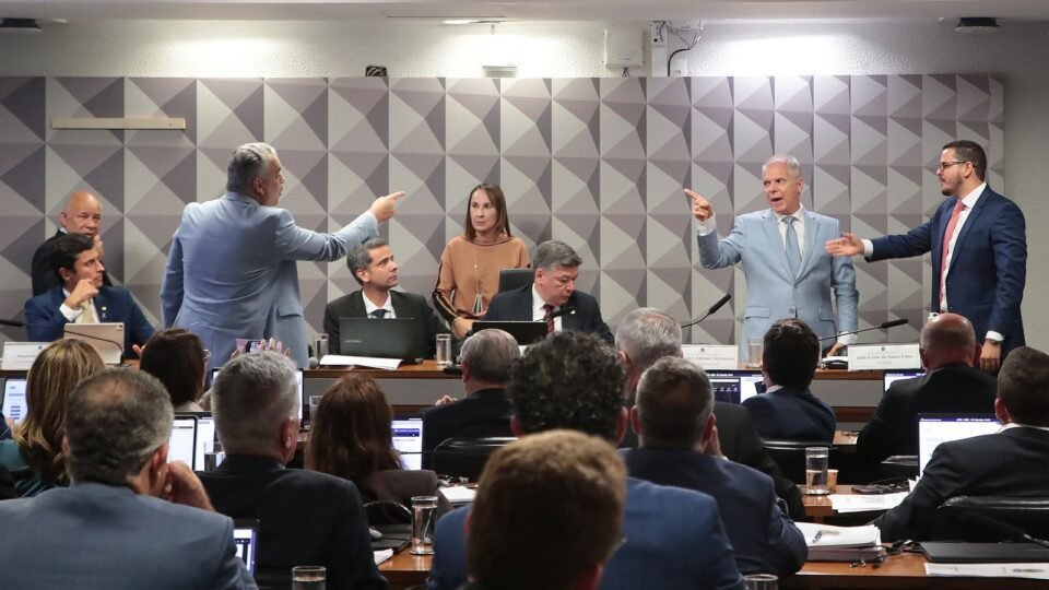 CPMI do INSS expõe silêncio de ex-presidente e suspeita de desvios bilionários 2 CPMI do INSS expõe silêncio de ex-presidente e suspeita de desvios bilionários - Imagem do artigo