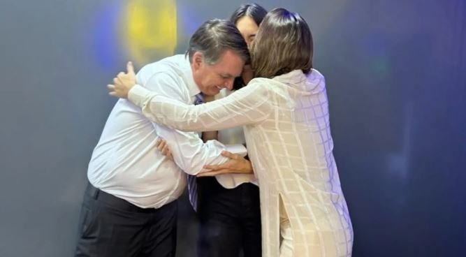 Michelle Bolsonaro lamenta restrição judicial e faz apelo de fé no aniversário de 15 anos da filha Laura 2 Michelle Bolsonaro lamenta restrição judicial e faz apelo de fé no aniversário de 15 anos da filha Laura - Imagem do artigo