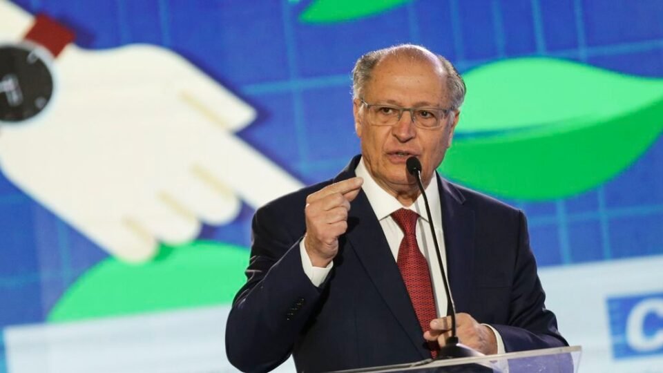 Alckmin mira Tarcísio e Eduardo Bolsonaro e acusa apoio a tarifa de 50% dos EUA 2 Alckmin mira Tarcísio e Eduardo Bolsonaro e acusa apoio a tarifa de 50% dos EUA - Imagem do artigo
