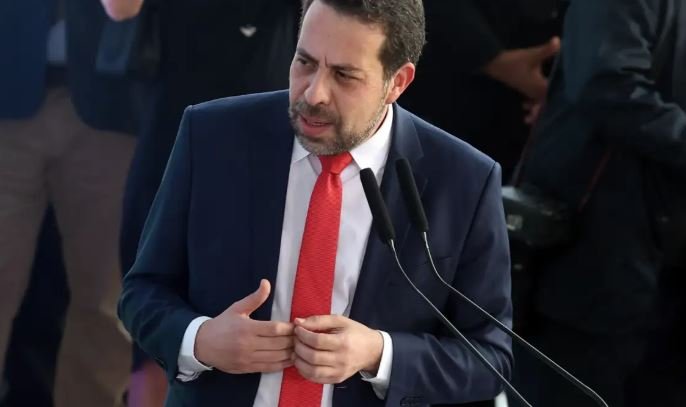 Boulos assume Secretaria-Geral e inicia posse com minuto de silêncio por ação policial no Rio 2 Boulos assume Secretaria-Geral e inicia posse com minuto de silêncio por ação policial no Rio - Imagem do artigo