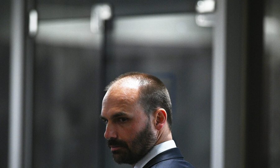 Defensor público pede arquivamento e aponta erro em inquérito contra Eduardo Bolsonaro 2 Defensor público pede arquivamento e aponta erro em inquérito contra Eduardo Bolsonaro - Imagem do artigo