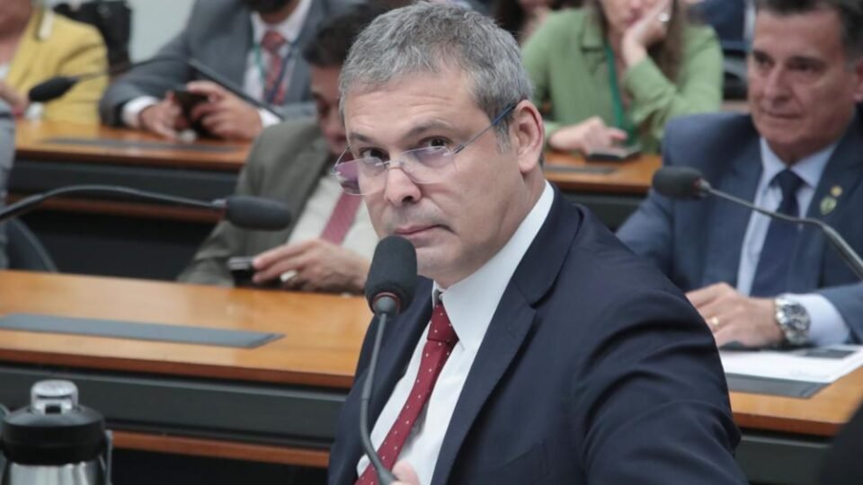 Oposição endurece PL antifacção e irrita PT ao incluir facções na Lei Antiterrorismo 2 Oposição endurece PL antifacção e irrita PT ao incluir facções na Lei Antiterrorismo - Imagem do artigo